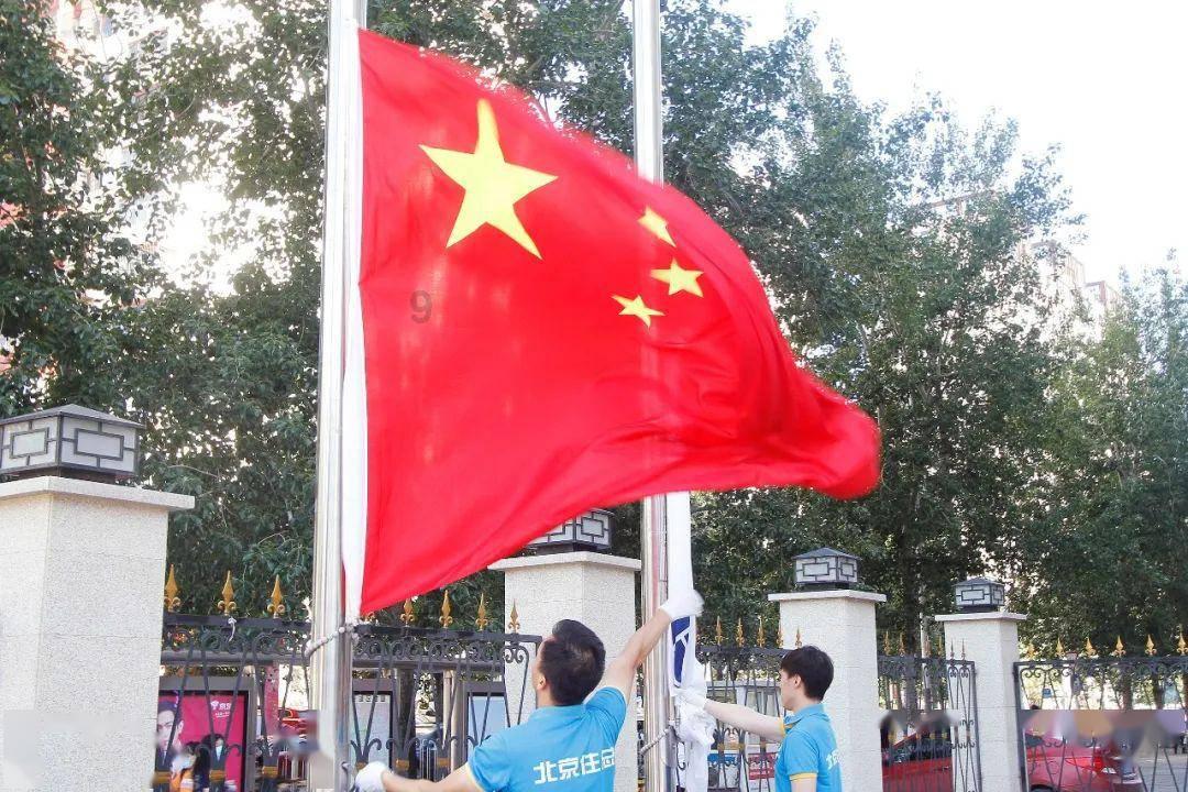 大学生用大号垃圾桶装行李,既能拖又能装还有回头率。